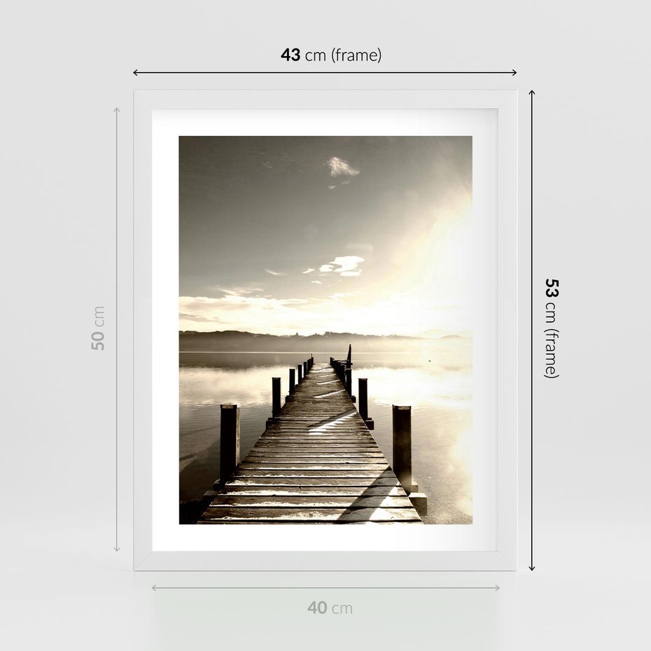 Plakat w ramie 40x50 - Mglisty poranek na pomostcie - pomost, mgła - rama biała
