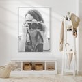Obraz w ramie 50x70 - Zrób mi Zdjęcie - fotografia, kobieta z aparatem - rama biała