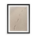 Plakat w ramie 50x70 - Ślady na Złocistym Piasku - piasek, ślady stóp na piasku - rama czarna