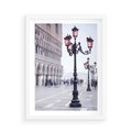 Plakat w ramie 50x70 - Przemijający urok miasta - miasto, uliczka - rama biała