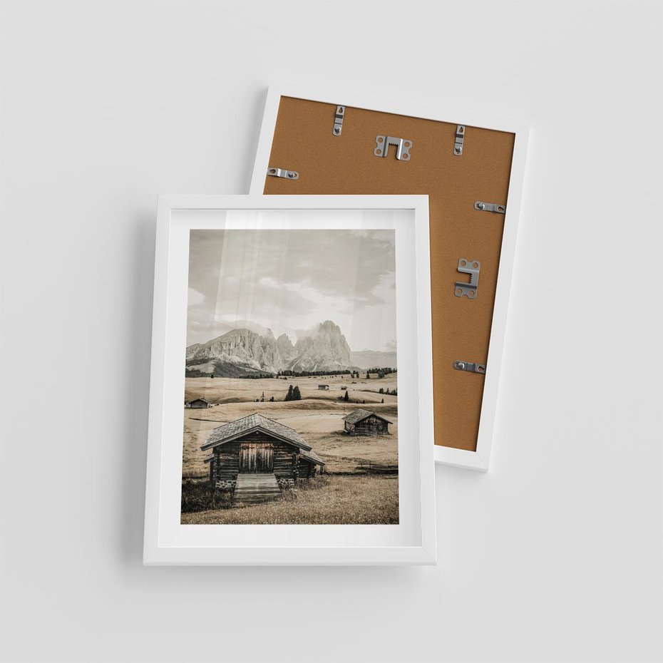 Plakat w ramie 30x40 - Klasyczny Urok Górskich Domków - domki, w górach - rama biała