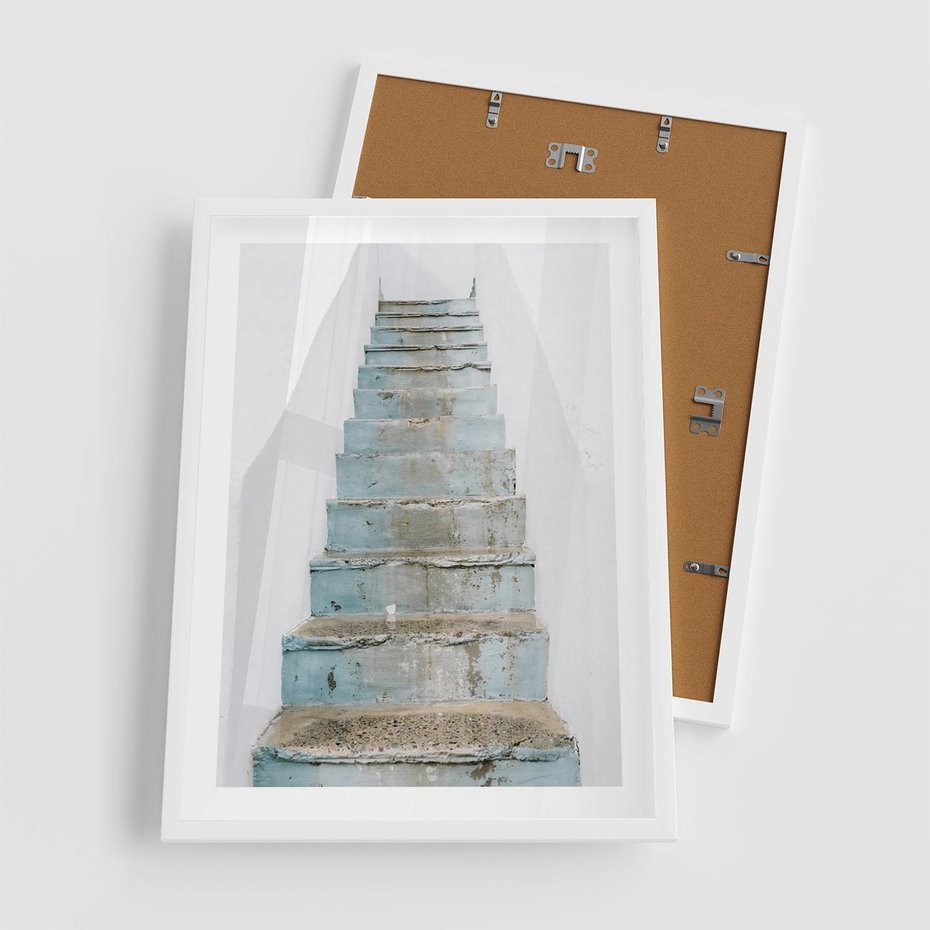 Plakat w ramie 50x70 - Niebieskie Schody Santorini - stare kamienne schody, niebieskie schody - rama biała