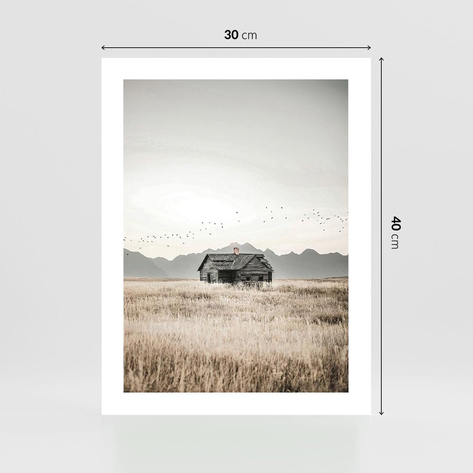 Plakat bez ramy 30x40 - Wiejska Idylla - stary drewniany dom w polu suchej trawy, fotografia