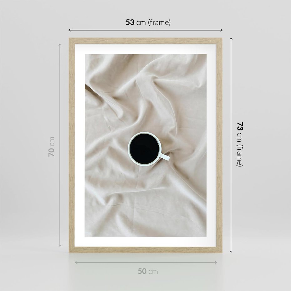Plakat w ramie 50x70 - Poranek z Kawą - kawa filiżanka w białej pościeli - rama drewno