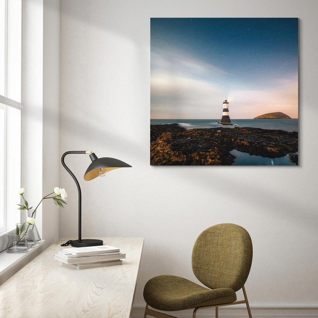 Obraz na płótnie 50x50 - Zachód słońca nad morzem: Magia plażowej scenerii - latarnia morska, morze