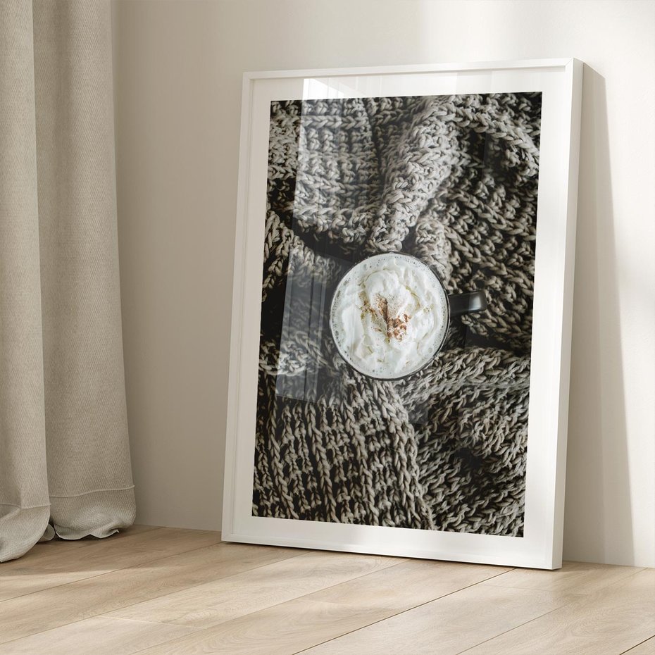 Plakat bez ramy 50x70 - Relaks z Kawą i Kocem - ciepły wełniany koc, kawa z bitą śmietaną