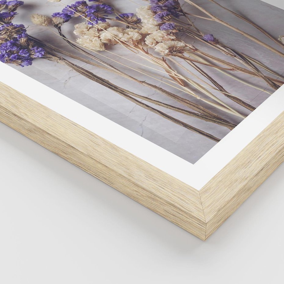 Plakat w ramie 30x40 - Błękitno-Biała Harmonia - suszone kwiaty, błekitne - rama drewno