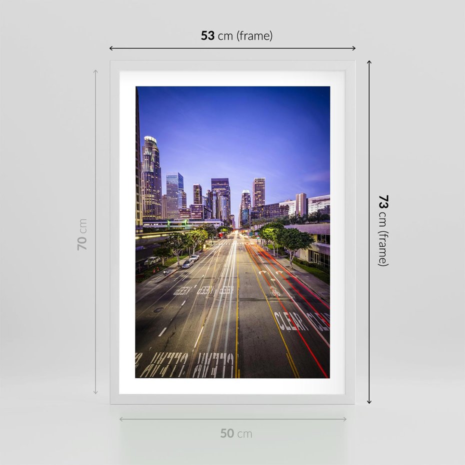 Plakat w ramie 50x70 - Światło nocnej ulicy - miasto, nocą - rama biała