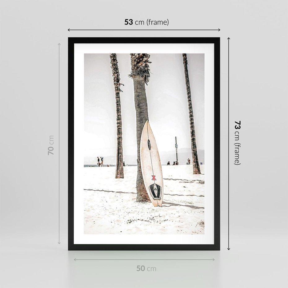 Plakat w ramie 50x70 - Plażowy Relaks - deska surfingowa, oparta o palmę - rama czarna