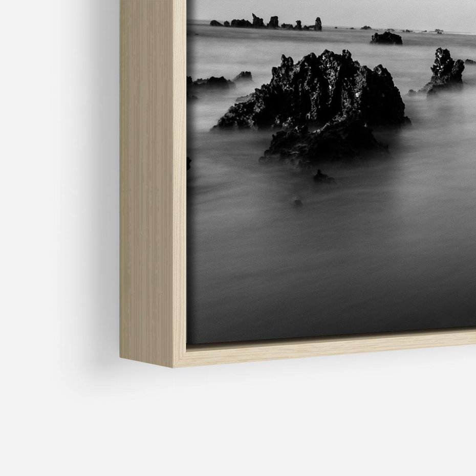 Obraz w ramie 80x80 - Harmonia świateł i cieni - zamglona dzika plaża, skały na plaży - rama drewno