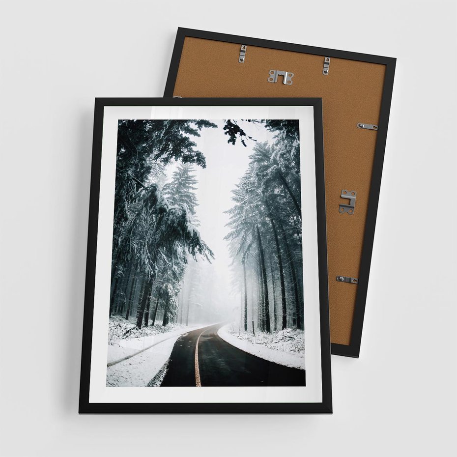 Plakat w ramie 50x70 - Droga przez Zimowy Las - drzewa, śnieg - rama czarna