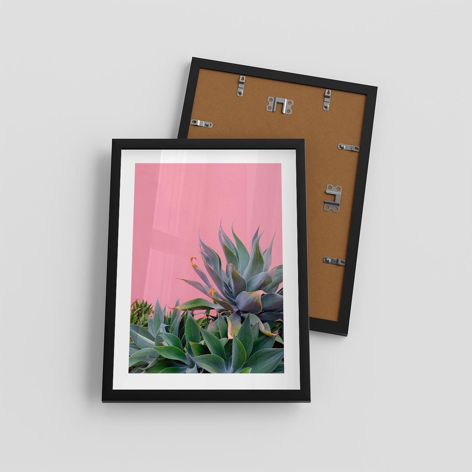 Plakat w ramie 30x40 - Tropikalne Liście na Różowej Ścianie - różowa ściana, tropikalne liście na jej tle - rama czarna