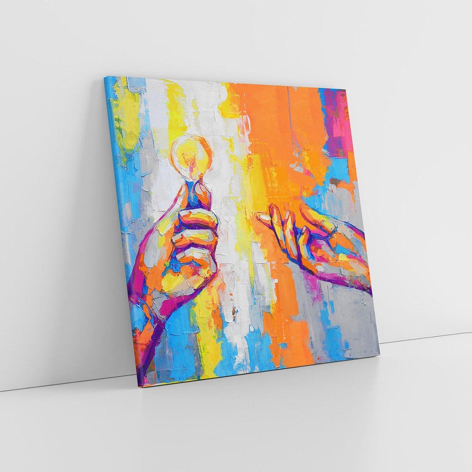 Obraz na płótnie 40x40 - Refrakcje wewnętrznego światła - abstrakcyjne dzieło, dłoń trzyma żarówkę