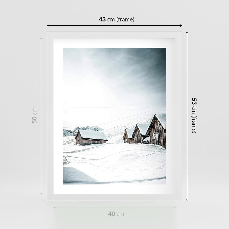 Plakat w ramie 40x50 - Zima w Domkach: Urok Śnieżnej Scenerii - domki w śnieżnym krajobrazie - rama biała