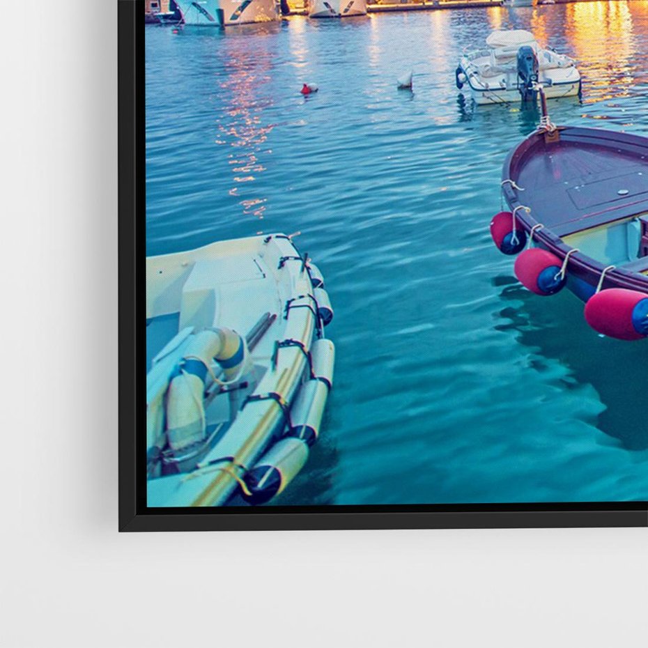 Obraz w ramie 70x50 - Tańczące kolory zachodu - nadmorskie kolorowe miast, kolorowe budynki na brzegu - rama czarna