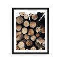Plakat w ramie 40x50 - Siła Drewna - ścięte drewno, belki drewna ułożone jedna na drugiej - rama czarna