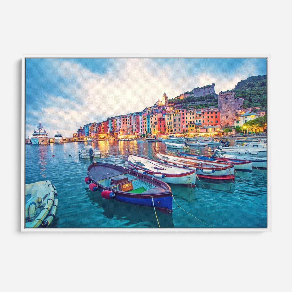 Obraz w ramie 100x70 - Tańczące kolory zachodu - nadmorskie kolorowe miast, kolorowe budynki na brzegu - rama biała