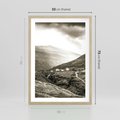 Plakat w ramie 50x70 - Domki w Górach - czarno biała fotografia, górski pejzaż - rama drewno