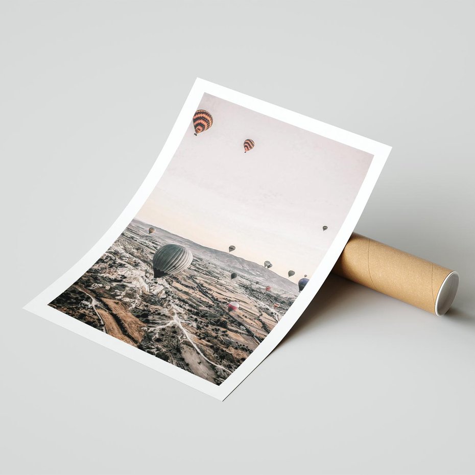 Plakat bez ramy 30x40 - Wolność w Powietrzu - balony latające nas pustynnym krajbrazem, balony do latania