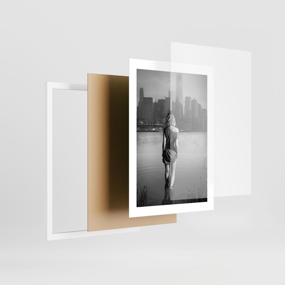 Plakat w ramie 30x40 - Kapiel w Mieście - czarno białe zdjęcie, kobieta wchodzi do wody - rama biała