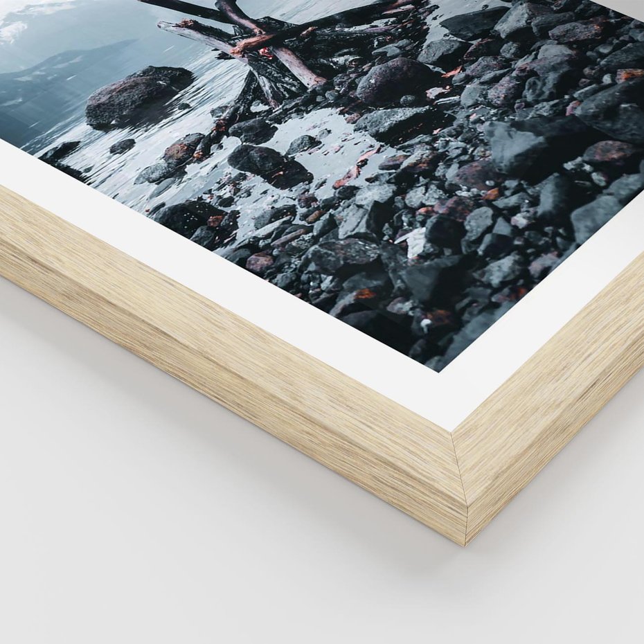 Plakat w ramie 40x50 - To ujęcie jeziora w górach z zgaszonym ogniskiem nad brzegiem, tworząc atmosferę spokoju i refleksji w otoczeniu przyrody. - jezioro w górach, zgaszone ognisko - rama drewno