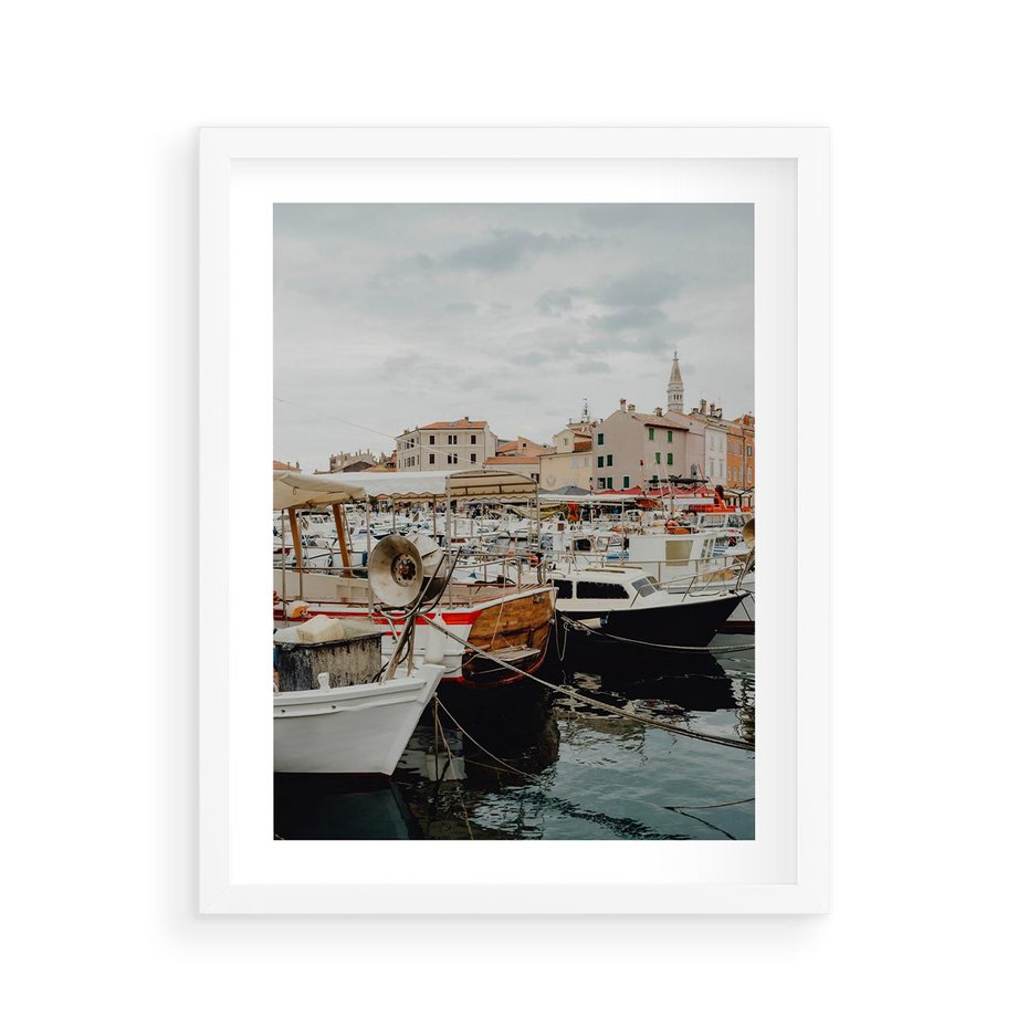 Plakat w ramie 40x50 - Malowniczy Krajobraz Morski - morze, łódki - rama biała