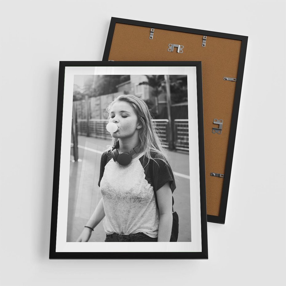 Plakat w ramie 50x70 - Letnia Młodość - nowoczesna fotografia, czarno biała - rama czarna