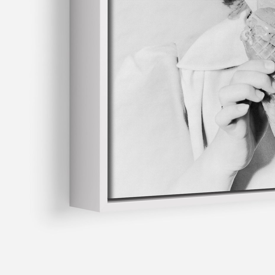 Obraz w ramie 80x120 - Pyszny Deser - retro zdjęcie, czarno białe - rama biała