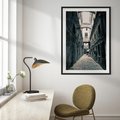 Plakat bez ramy 21x30 - Odkryj tajemnice miasta - uliczka, perspektywa
