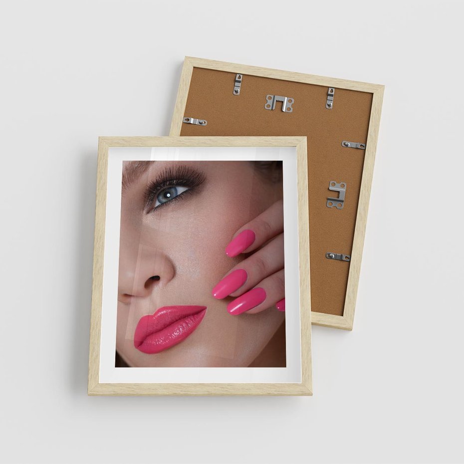 Plakat w ramie 40x50 - Usta, manicure, spa: kobieca harmonia - usta, manicure - rama drewno