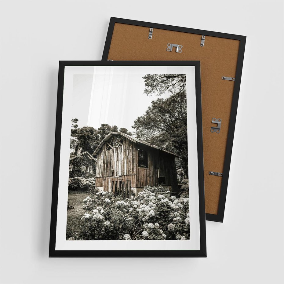 Plakat w ramie 50x70 - Oaza Uroku: Drewniana Chatka i Ogród - domek, ogród - rama czarna