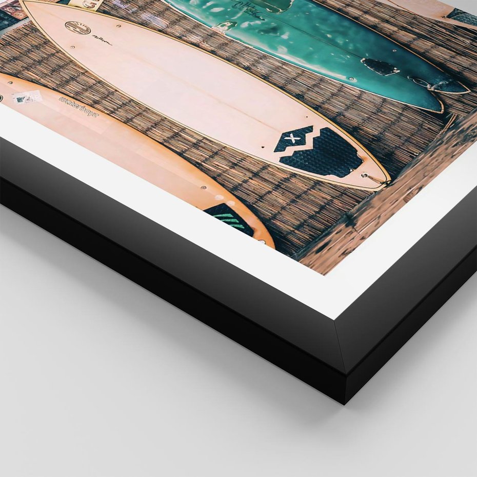 Plakat w ramie 30x40 - Deski Surfingowe w Pionie - deski surfingowe, ustawione pionowo - rama czarna