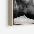 Obraz w ramie 50x50 - Potęga Afryki - czarno biała fotografia, zbliżenie na postać nosorożca - rama drewno