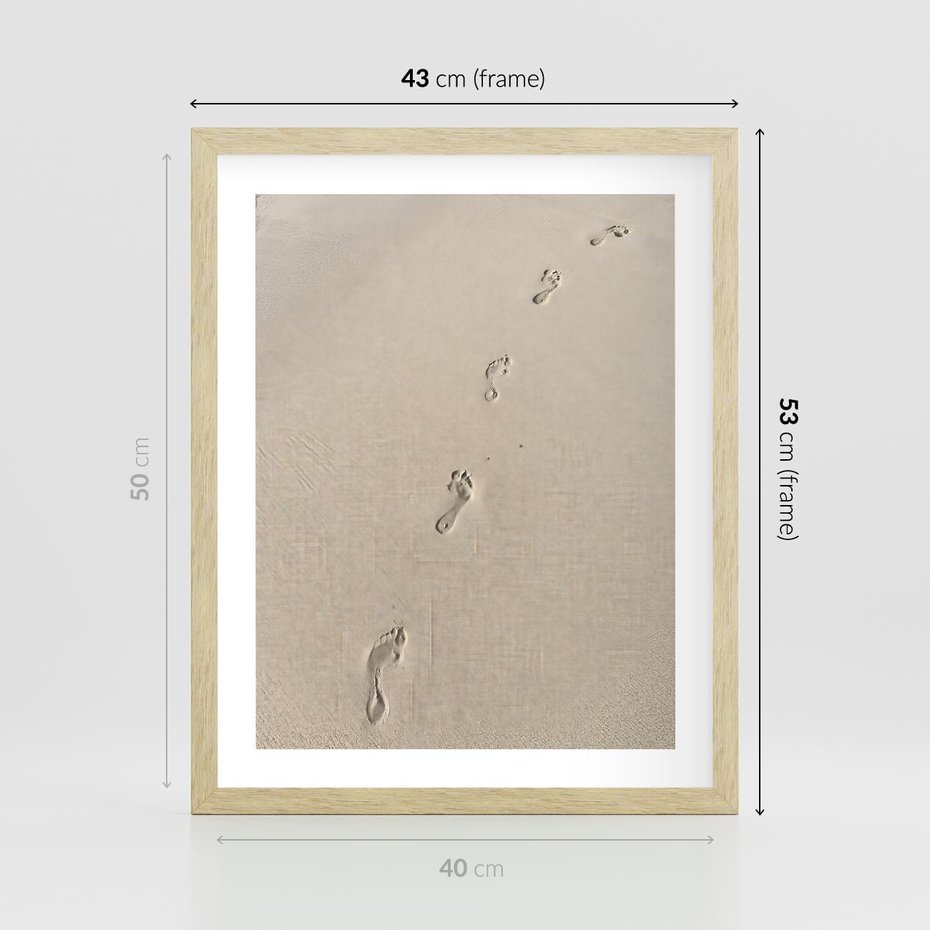 Plakat w ramie 40x50 - Ślady na Złocistym Piasku - piasek, ślady stóp na piasku - rama drewno