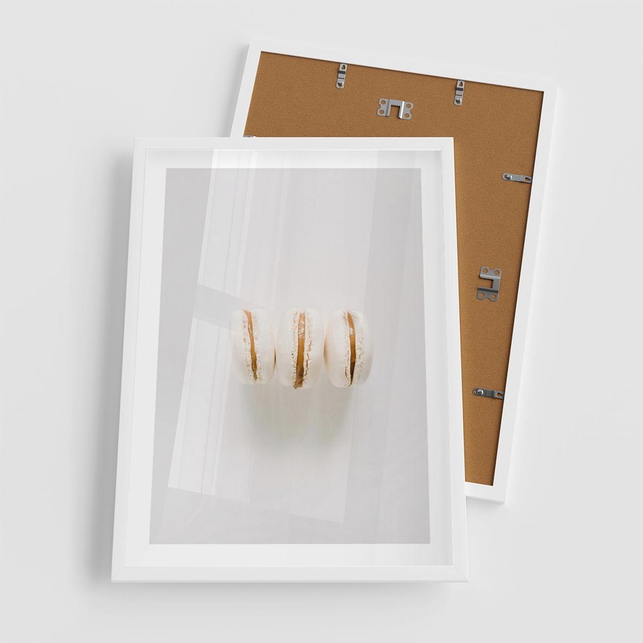 Plakat w ramie 50x70 - Delikatność w Bieli - białe ciateczka. makaroniki, minimalistyczne zdjęcie - rama biała