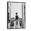 Obraz w ramie 70x100 - Poranki w Paryżu - czarno białe zdjęcie, kobieta w prześcieradle na balkonie - rama czarna