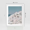 Plakat w ramie 40x50 - Śródziemnomorski Urok - zdjęcie Santorini, białe budynki - rama biała