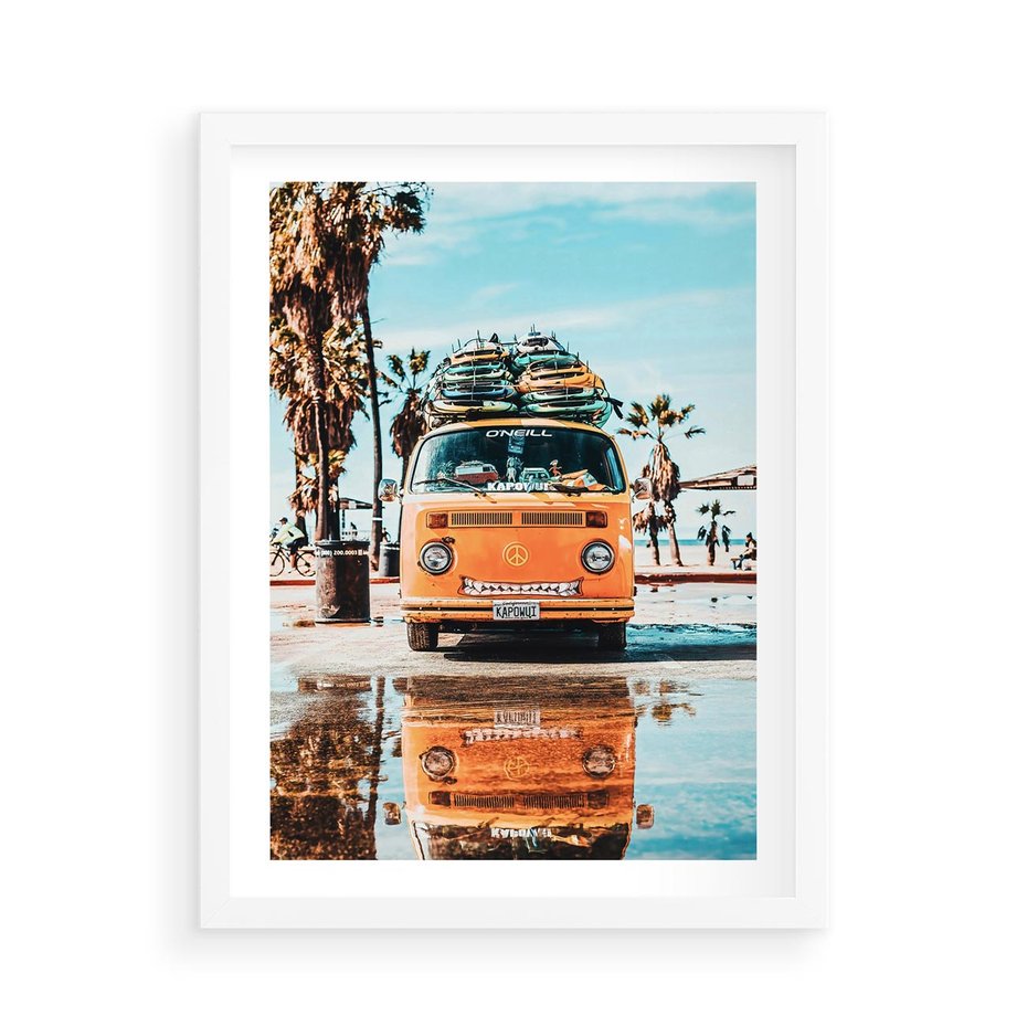 Plakat w ramie 50x70 - Wakacje na Kółkach - kamper, deski surfingowe na dachu - rama biała