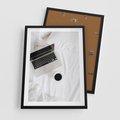 Plakat w ramie 50x70 - Relaks w Łóżku: Kawa i Laptop w Pościeli - komputer, na łóżku - rama czarna