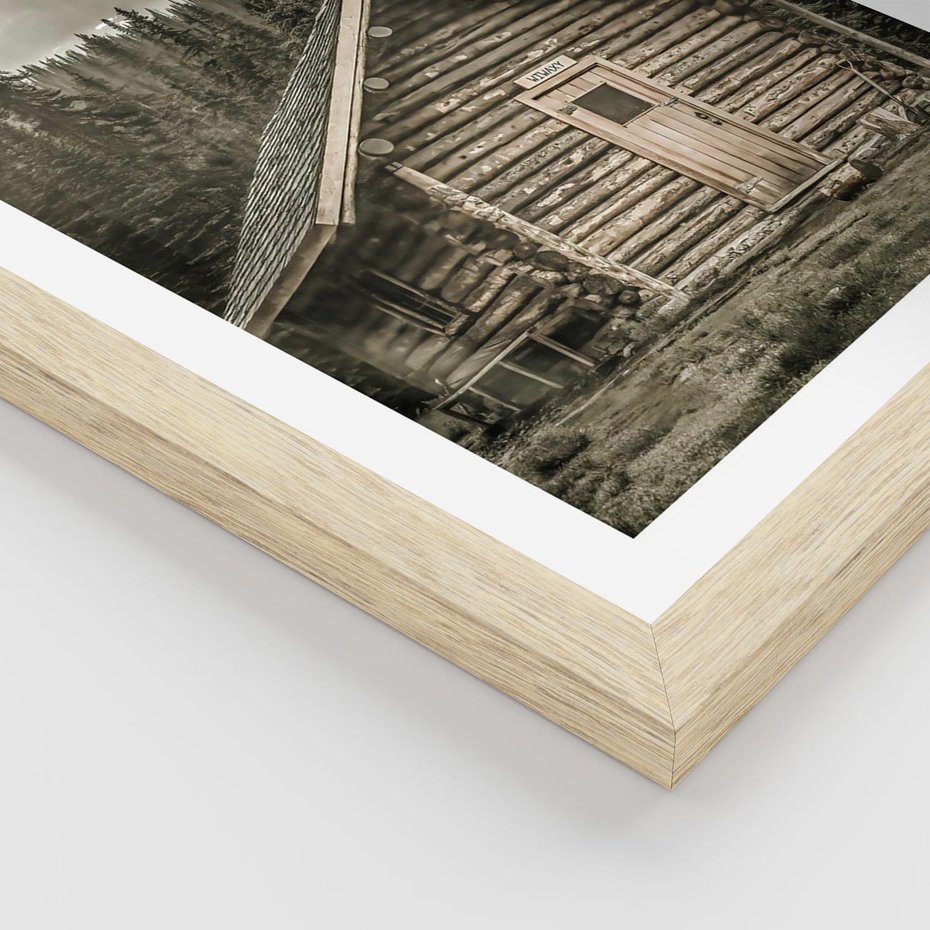 Plakat w ramie 30x40 - Urok Drewnianej Chatki w Górach - chatka w górach, drewniany domek - rama drewno