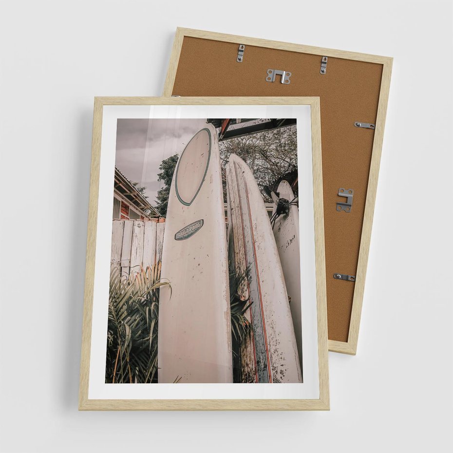 Plakat w ramie 50x70 - Deski Surfingowe czekają na Fale - deski surfingowe, stoją pod płotem - rama drewno