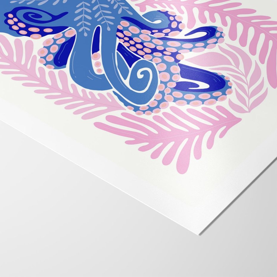 Plakat bez ramy 30x40 - Rozkwitające marzenia - abstrakcyjna kompozycja, niebieska ośmiornica wśród różowej roślinnośći