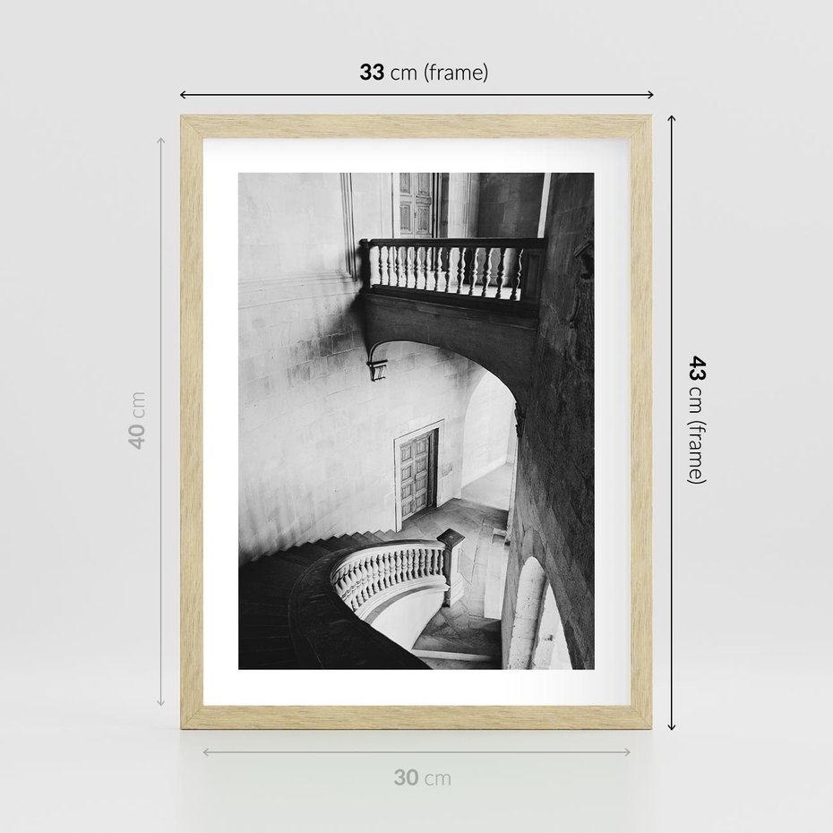 Plakat w ramie 30x40 - Po Schodach w Dół - czarno białą fotgrafia, zakręcone schody w starek kamienicy - rama drewno