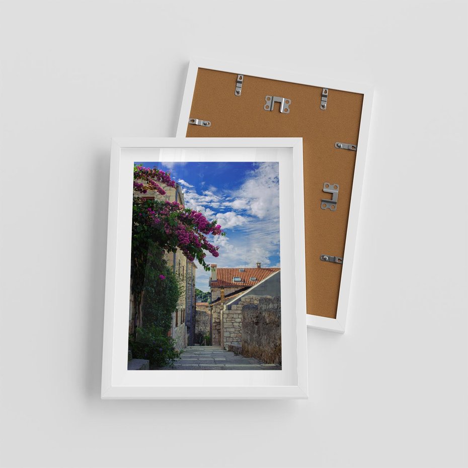 Plakat w ramie 30x40 - Uliczka: perspektywa w mieście - uliczka, perspektywa - rama biała