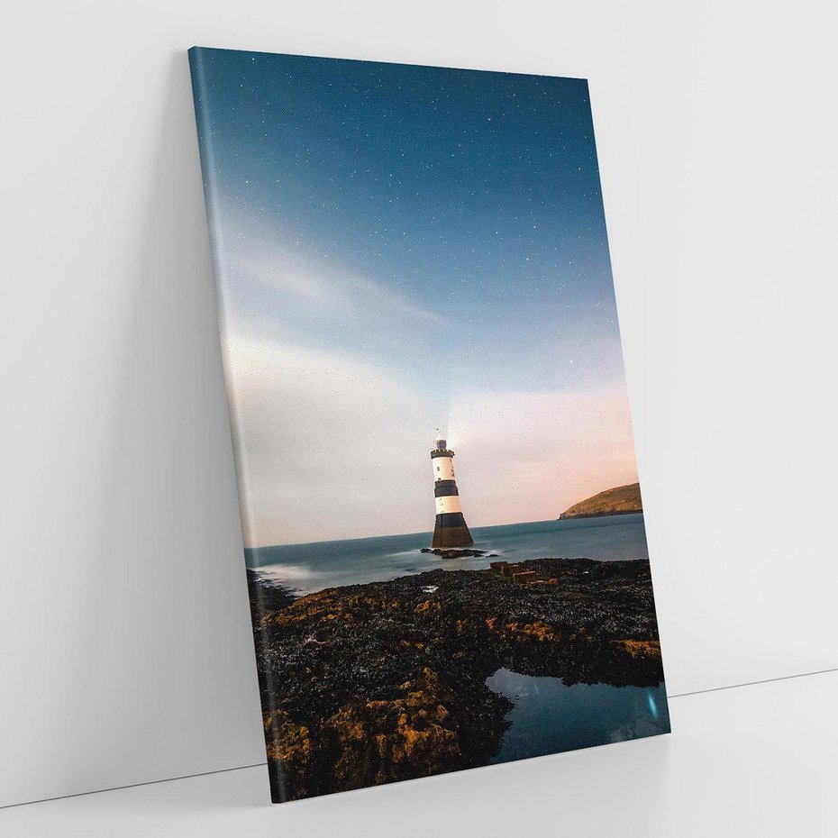 Obraz na płótnie 80x120 - Zachód słońca nad morzem: Magia plażowej scenerii - latarnia morska, morze