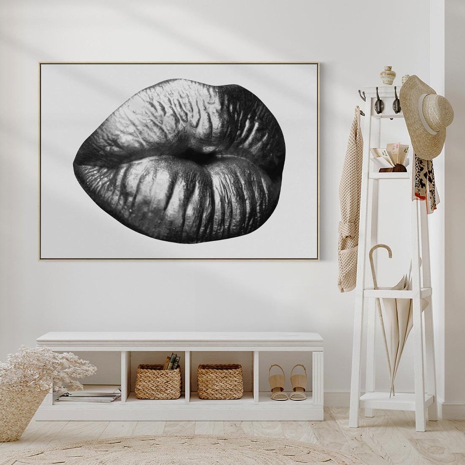 Obraz w ramie 70x50 - Srebrna Moc Wyrazu - srebrne usta, zbliżenie - rama drewno