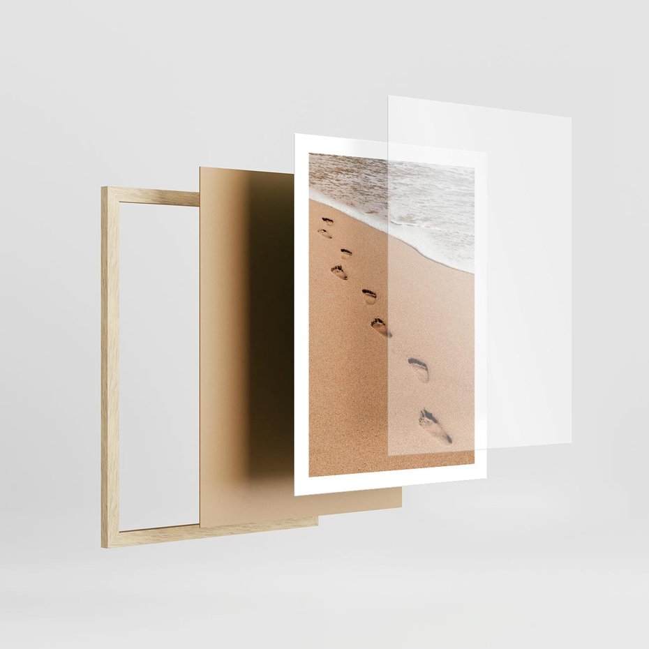 Plakat w ramie 50x70 - Ślady Stóp na Plaży: Spacer nad Morzem - plaża, ślady stóp na piasku - rama drewno