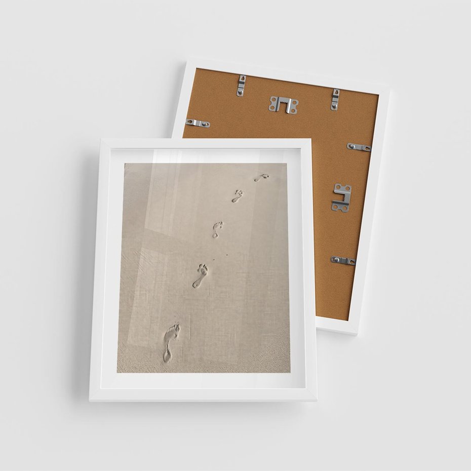 Plakat w ramie 40x50 - Ślady na Złocistym Piasku - piasek, ślady stóp na piasku - rama biała