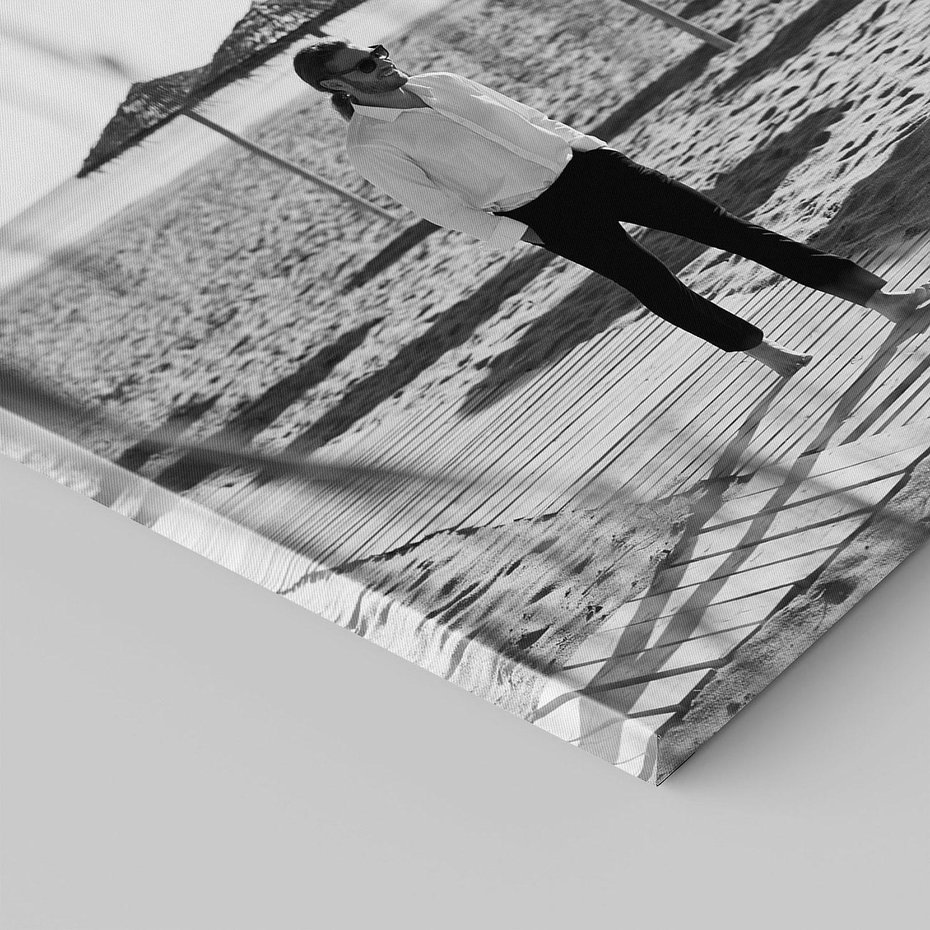 Obraz na płótnie 70x100 - Wakacyjny Spacer - czarno białe zdjecie, plaża