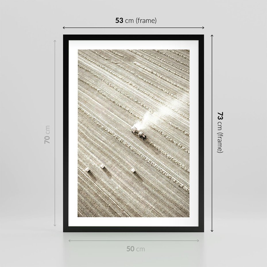 Plakat w ramie 50x70 - Pole i Żniwa na Malowniczym Zdjęciu - pole, traktor - rama czarna